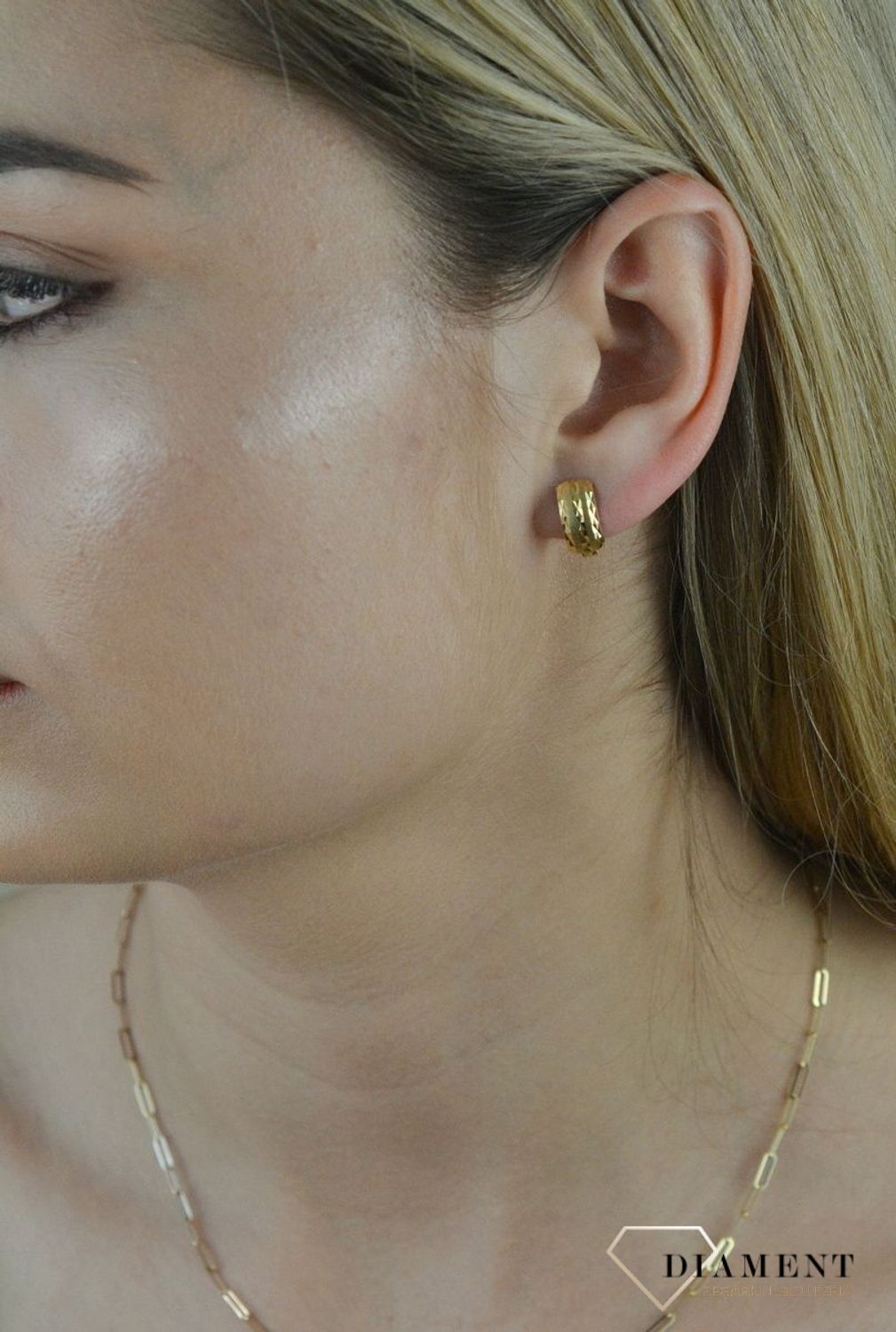 Złote kolczyki grawerowane blaszki pr 585 KL 2786D. Złote kolczyki blaszki. Złote kolczyki damskie. Złote kolczyki grawerowane. Złote kolczyki blaszki da.jpg